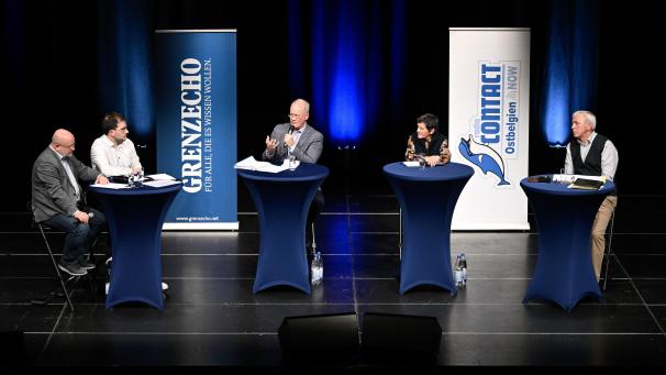 <p>Wahldebatte am Dienstagabend im St.Vither Triangel: Die Spitzenkandidaten Herbert Grommes (Neue Bürgerallianz), Gaby Schröder (Jetzt handeln) und Werner Henkes (Gemeinsam) stellten sich den Fragen der Moderatoren André Goebels und Allan Bastin sowie der rund 400 Besucher im Saal.</p>