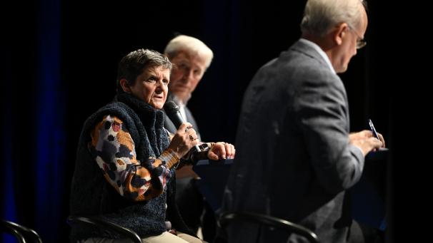 <p>Wahldebatte am Dienstag im Triangel: Gaby Schröder („Jetzt handeln“, l.) und Werner Henkes („Gemeinsam“, im Hintergrund) wollen der NBA von Bürgermeister Herbert Grommes (r.) die absolute Mehrheit im St.Vither Rathaus entreißen.</p>