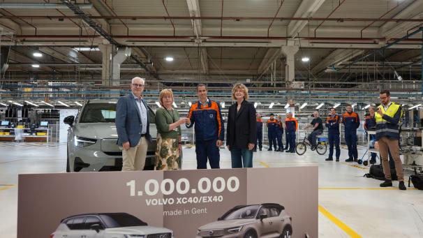 <p>Die Schlüsselübergabe des Rekordwagens wurde im Genter Volvo-Werk selbstverständlich im Bild festgehalten.</p>