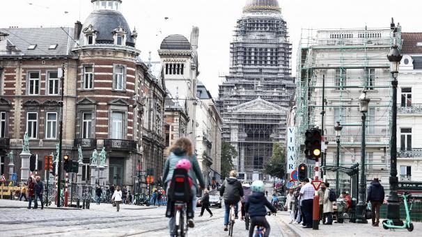 <p>Fahrradfahrer sind vor dem Brüsseler Justizpalast unterwegs.</p>