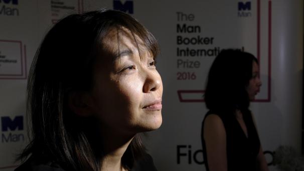 <p>Die südkoreanische Schriftstellerin Han Kang spricht im Jahr 2016 zu den Medien, nachdem sie für ihren Roman „Die Vegetarierin“ den renommierten britischen Man Booker Prize gewonnen hat.</p>