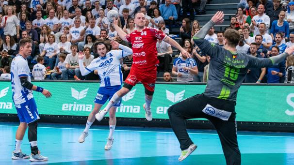 <p>Am Ostersamstag standen sich die KTSV Eupen (David Denert beim Wurf) und Visé noch im Pokalfinale gegenüber, die KTSV zog damals den Kürzeren.</p>