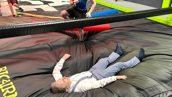 <p>Bart De Wever verliert beim Sportspiel „Kampf auf dem Balken“ das Gleichgewicht und landet auf der Matte. Für den föderalen Regierungsbildner sind die Kommunalwahlen ebenfalls ein Balanceakt.</p>