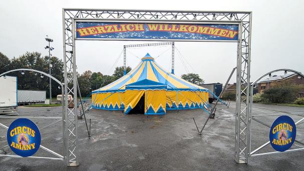 <p>Der Zirkus trotzt dem nass-kalten Herbstwetter. Das Zelt ist wasserdicht und kann bei Bedarf beheizt werden.</p>