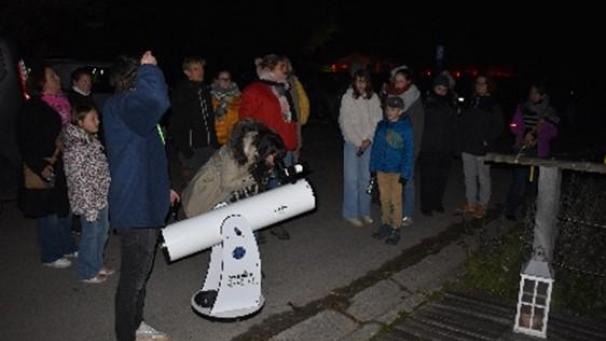 <p>Astronomen stellen Teleskope zur Verfügung, um die Sterne zu beobachten.</p>