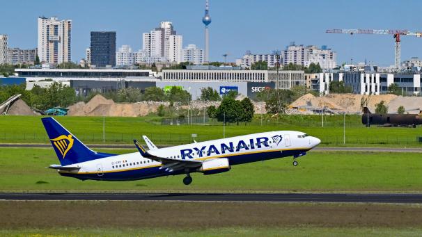 <p>Ein Flugzeug der Fluggesellschaft Ryanair startet vom Hauptstadtflughafen Berlin Brandenburg BER.</p>