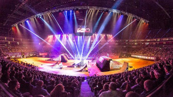 <p>„Night of the Jumps“ kennt nur eines: Action – Garniert mit einer gigantischen Pyro- und Lasershow. Und letztlich schrille Unterhaltung für die ganze Familie, die vielfach aus dem Staunen nicht mehr herauskommt.</p>