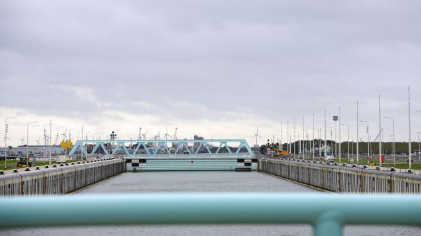 <p>Der Fusionshafen North Sea Port, zu dem auch der Hafen von Gent gehört, eröffnet heute feierlich die neue Schleuse in Terneuzen.</p>
