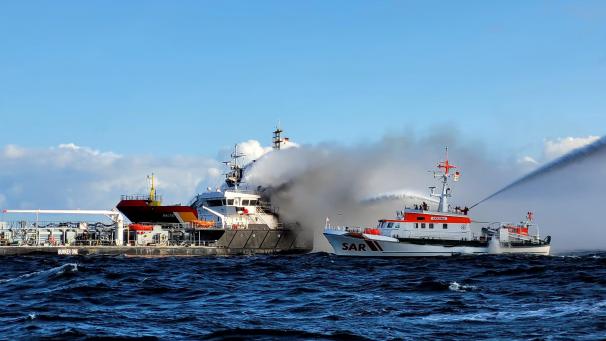 <p>Der Seenotrettungskreuzer Arkona der DGzRS bekämpft den Brand des Küstentankschiff Annika in der Ostsee.</p>