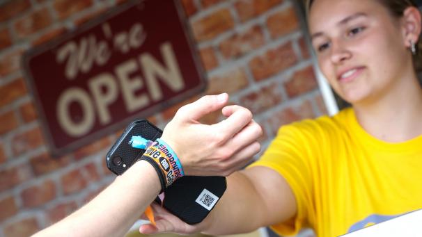 <p>Bargeldloses Bezahlen ist inzwischen Standard auf Musikfestivals.</p>