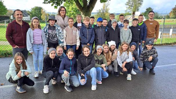 <p>Die Schüler der Oberstufe - hier mit Direktor Ingo Theissen, Lehrer Samuel Lambertz und Jessica Held vom Tourist-Info - möchten sich in Kürze selbst auf Wanderschaft begeben.</p>