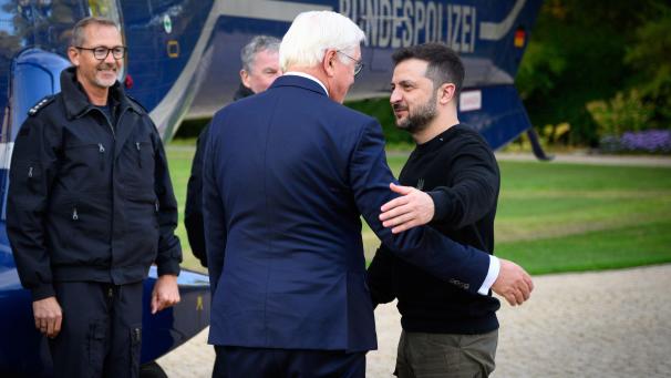 <p>Wolodymyr Selenskyj (rechts), Präsident der Ukraine, wird von Frank-Walter Steinmeier nach ihrem Gespräch im Park von Schloss Bellevue am Hubschrauber verabschiedet.</p>