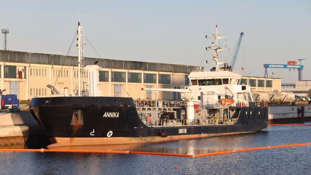<p>Das Tankschiff „Annika“, das auf der Ostsee vor Mecklenburg-Vorpommern in Brand geraten war, liegt im Rostocker Seehafen.</p>
