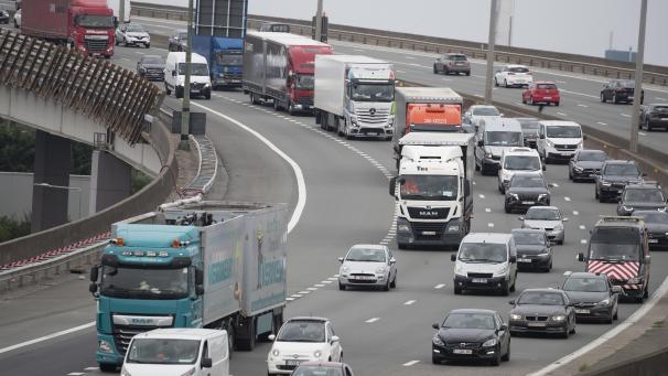 <p>Autos und Lkw fahren über das Viadukt vonVilvoorde.</p>