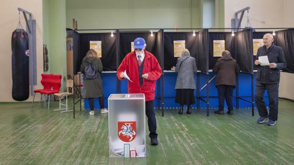<p>Bürger wählen in einem Wahllokal in Vilniuswährend des ersten Wahlgangs der Parlamentswahlen.</p>