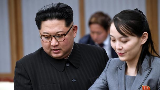<p>Kim Jong Un, Machthaber von Nordkorea, und dessen Schwester Kim Yo Jong wurden im Jahr 2018 zusammen abfotografiert.</p>