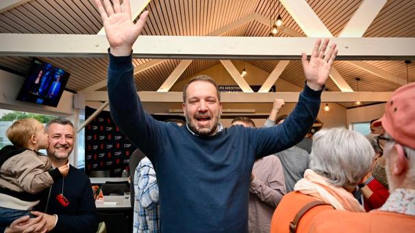 <p>CSP-Spitzenkandidat Thomas Lennertz war am Sonntagabend verständlicherweise in Feierlaune.</p>