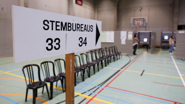 <p>Gähnende Leere in einem Wahllokal in Ostende</p>