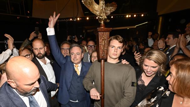 <p>Mit Legionsadler und Siegeszeichen: „Römischer Triumph“ von Bart De Wever</p>