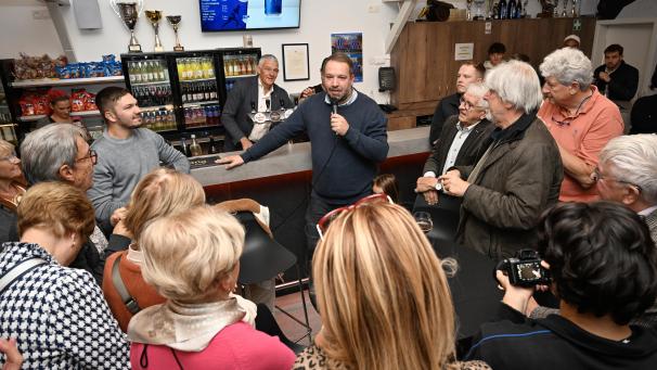 <p>„Die alteMehrheit ist hiermit abgewählt“: Thomas Lennertz verkündet seinen CSP-Mitstreitern die neuen kommunalpolitischen Verhältnisse in Eupen.</p>