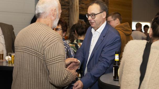 <p>Rainer Stoffels konnte sich vor Glückwünschen kaum retten: Der Büllinger wird neuer Bürgermeister.</p>