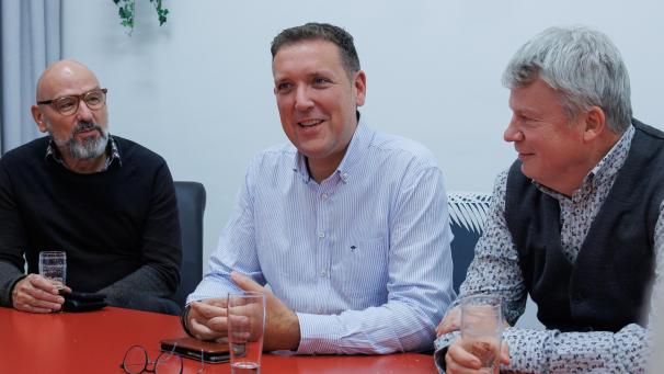 <p>Das Team um Bürgermeister Patrick Thevissen (Mitte) hat allen Grund zur Freude.</p>