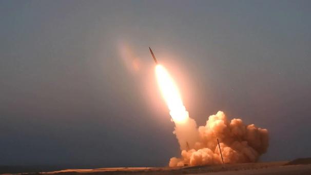 <p>Dieses Bild soll den Start der Rakete „Märtyrer Hajj Ghassem“ an einem unbekannten Ort zeigen. Die EU verhängt wegen der Lieferung ballistischer Raketen an Russland neue Sanktionen gegen den Iran.</p>