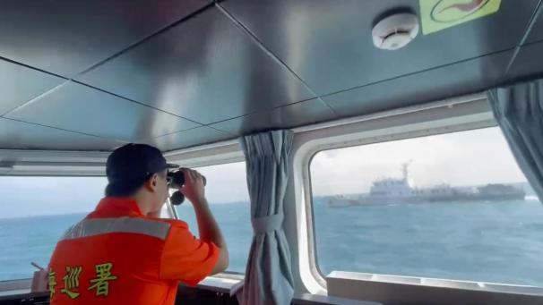 <p>In diesem Bildschirmfoto aus einem von der taiwanischen Küstenwache veröffentlichten Video überwacht ein Mitglied der taiwanischen Küstenwache ein Boot der chinesischen Küstenwache, das an der Küste der Matsu-Inseln in Taiwan vorbeifährt.</p>