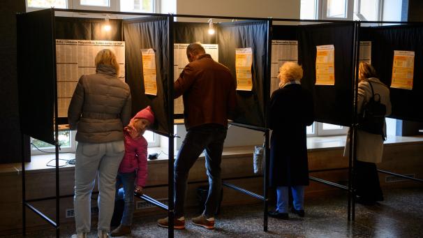 <p>Wähler füllen ihre Stimmzettel in einem Wahllokal während des ersten Wahlgangs der Parlamentswahlen aus.</p>