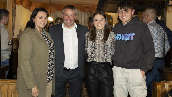 <p>Der zufriedene Wahlgewinner Erik Wiesemes (Zweiter von links) im Kreise seiner Familie</p>