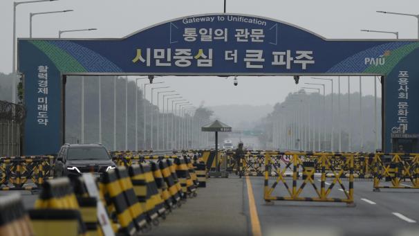 <p>Barrikaden stehen in der Nähe der Vereinigungsbrücke, die nach Panmunjom in der entmilitarisierten Zone in Paju führt.</p>
