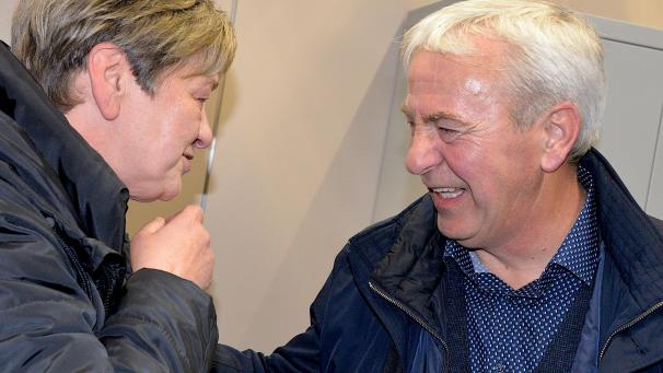 <p>Werner Henkes hatte nach dem Triumph seiner Liste „Gemeinsam“ bei dem Stadtratswahlen in St.Vith gut lachen, will bei den Koalitionsverhandlungen aber nichts überstürzen. „Bis zum kommenden Wochenende sollte eine Vereinbarung stehen“, heißt es übereinstimmend aus den verschiedenen Lagern.</p>