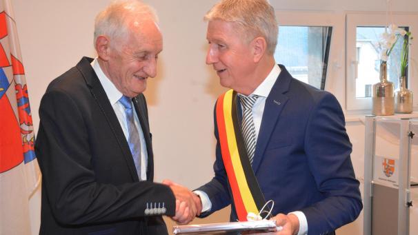 <p>Im Mai 2022 konnte Willy Heinzius (links) aus den Händen von Friedhelm Wirtz die Auszeichnung als Ehrenschöffe der Gemeinde Büllingen entgegennehmen.</p>