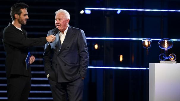 <p>Patrick Lefevere (rechts) holte das „Kristallen Fiets“ für den kranken Remco Evenepoel ab.</p>