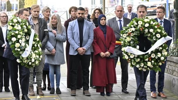 <p>Premierminister Alexander De Croo (rechts) und der schwedische Ministerpräsident Ulf Kristersson tragen Kränze an den Anschlagsort. Begleitet wurden sie von dem Brüsseler Taxifahrer und dessen Gattin sowie Angehörigen der Todesopfer.</p>