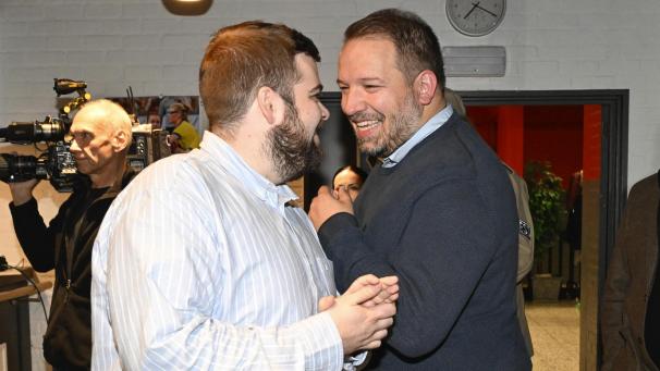 <p>Der CSP-Spitzenkandidat und designierte Bürgermeister Thomas Lennertz (rechts) nach den Wahlen am Sonntag mit OBL-Spitzenkandidat Nicolas Pommée</p>
