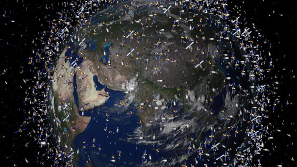 <p>Das computergenerierte Bild der European Space Agency (ESA) zeigt Weltraummüll früherer Weltraummissionen, der neben intakten Satelliten um die Erde kreist.</p>