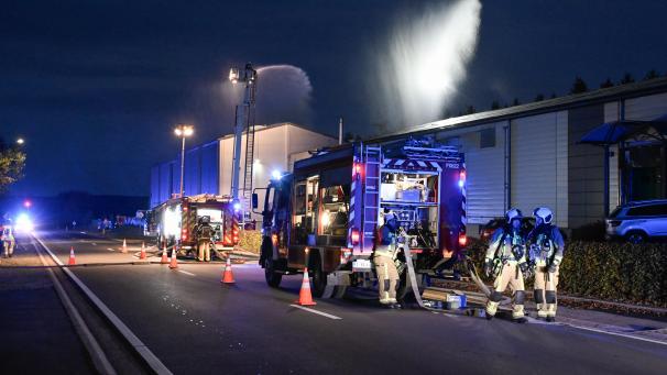 <p>Großeinsatz bei Ortis in Elsenborn: Am Mittwochabend simulierte die Feuerwehr den Ernstfall mit 70 Teilnehmern.</p>