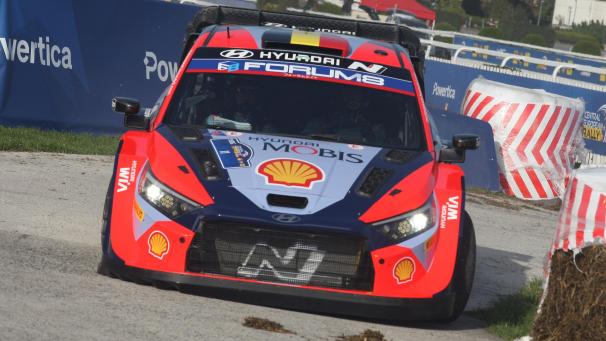 <p>Thierry Neuville (Hyundai) in Aktion auf der Pferderennbahn in Prag.</p>