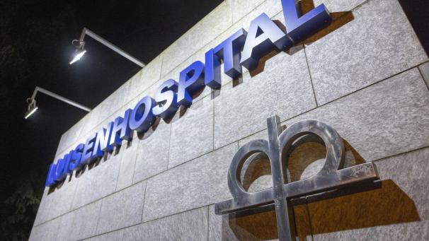 <p>Der Schriftzug Luisenhospital weist an der Einfahrt auf das Krankenhaus hin.</p>