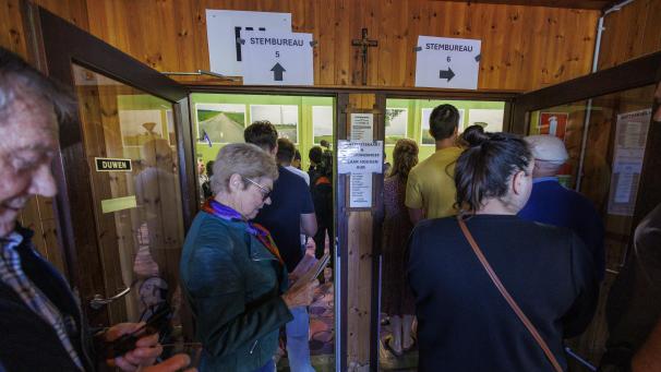 <p>Menschen stehen in einem Wahllokal in Brakel Schlange.</p>