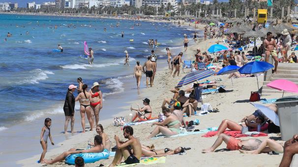 <p>Touristen genießen einen warmen Sommertag am Strand von Arenal.</p>