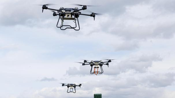 <p>Dieses vom Pressedienst des russischen Verteidigungsministeriums zur Verfügung gestellte Foto zeigt Drohnen am Himmel während des Besuchs des russischen Verteidigungsministers Schoigu auf dem Übungsgelände des Moskauer Militärbezirks.</p>