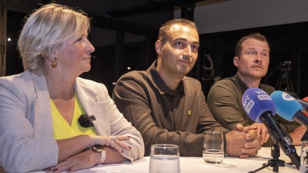 <p>Christel Engelen (Vlaams Belang), Bart Gooris (PIT) und Tim Peeters (Vrij Ranst) (v.l.) während einer Pressekonferenz am Samstagabend</p>