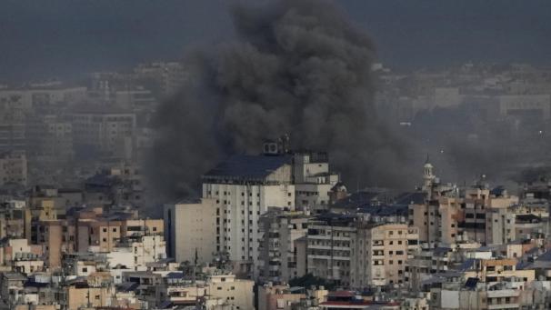 <p>Rauch steigt auf nach israelischen Luftangriffen in einem südlichen Vorort von Beirut.</p>