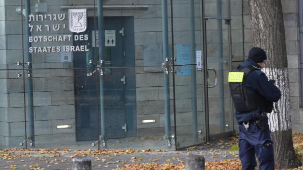 <p>Ein Polizist steht von der israelischen Botschaft in Berlin. Ein Libyer ist wegen Anschlagsplänen auf die Einrichtung festgenommen worden.</p>