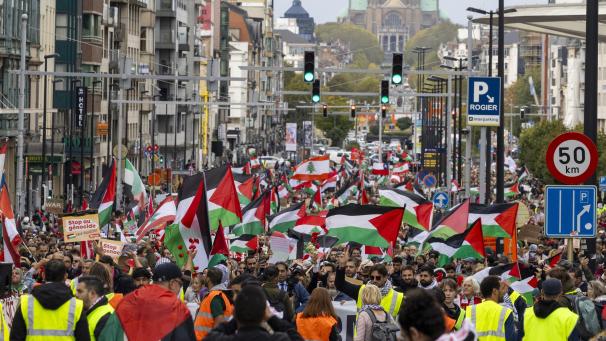 <p>Über 32.000 Menschen gingen am Sonntag in Brüssel auf die Straße, um einen Waffenstillstand in Gaza und Libanon zu fordern.</p>