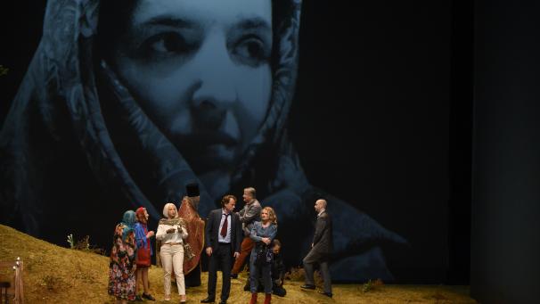 <p>Aurore Fattiers inszenierung lebt vom intensiven Kammerspiel, verstärkt durch Projektionen auf der rückwändigen Leinwand.</p>