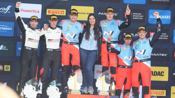 <p>Podium bei der CER mit Neuville-Wydaeghe (rechts), Tänak-Järveoja (Mitte) und Evans- Martin (links).</p>