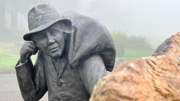 <p>Das Schmugglerdenkmal am Grenzübergang als Zeugnis schwieriger Nachkriegsverhältnisse</p>